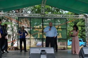 Заместник-кметът Иван Григоров приветства участниците в 48-ми Фолклорен събор "Златната гъдулка"