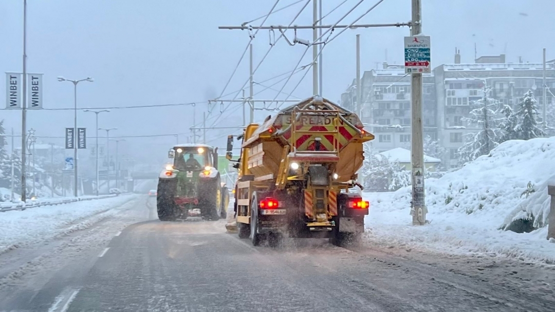 Усложнена e обстановката в община Русе поради снеговалежа тази нощ