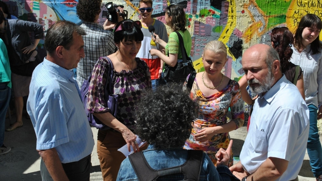 Възпитаници на Математическата гимназия вдъхнаха нов живот на подлеза край училището си