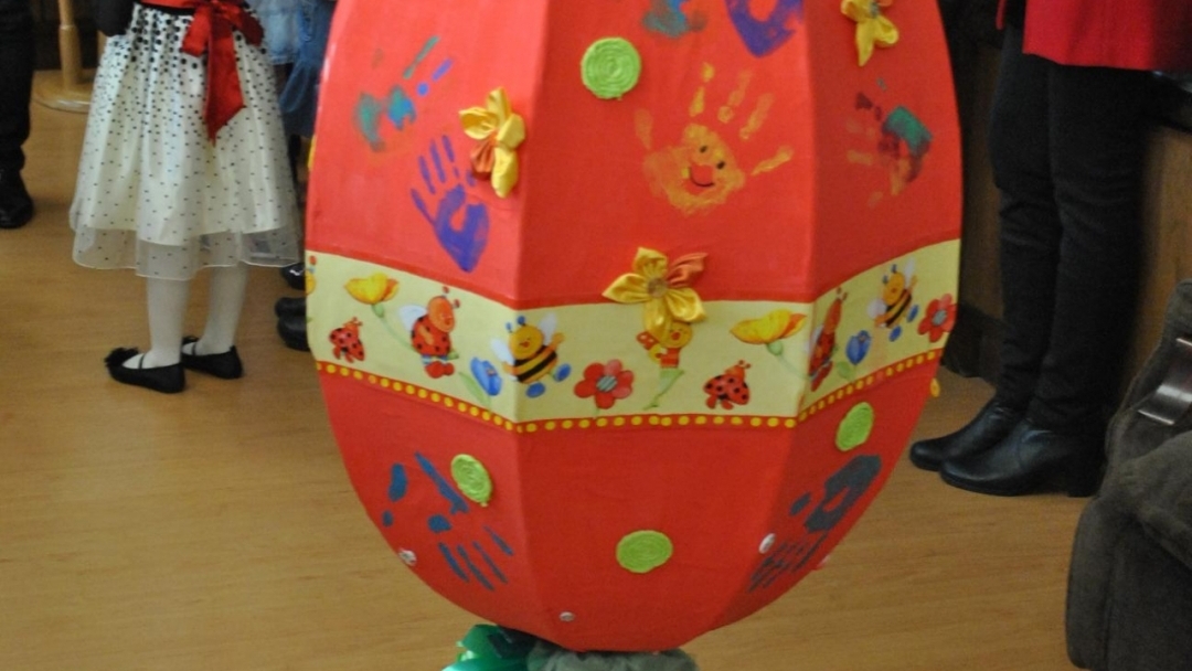 Деца подариха голямо великденско яйце на кмета Пламен Стоилов