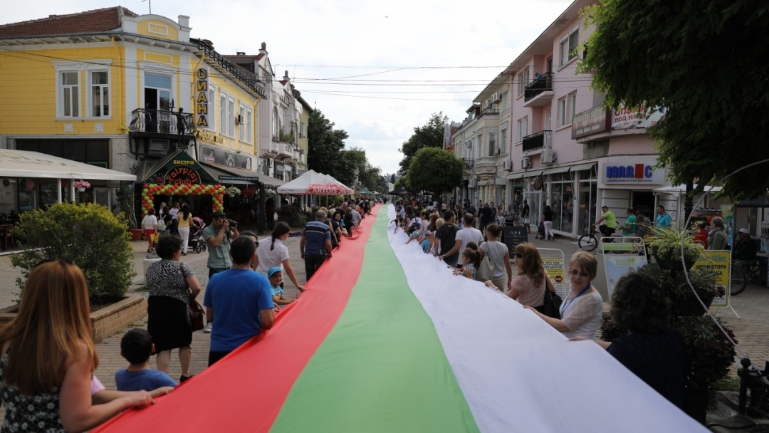 „12 просветлени столетия, 12 века българска книжовна светлина“ – свърза в шествие с 60-метров национален флаг 120 деца, техните родители и учители от 6 детски градини в Русе