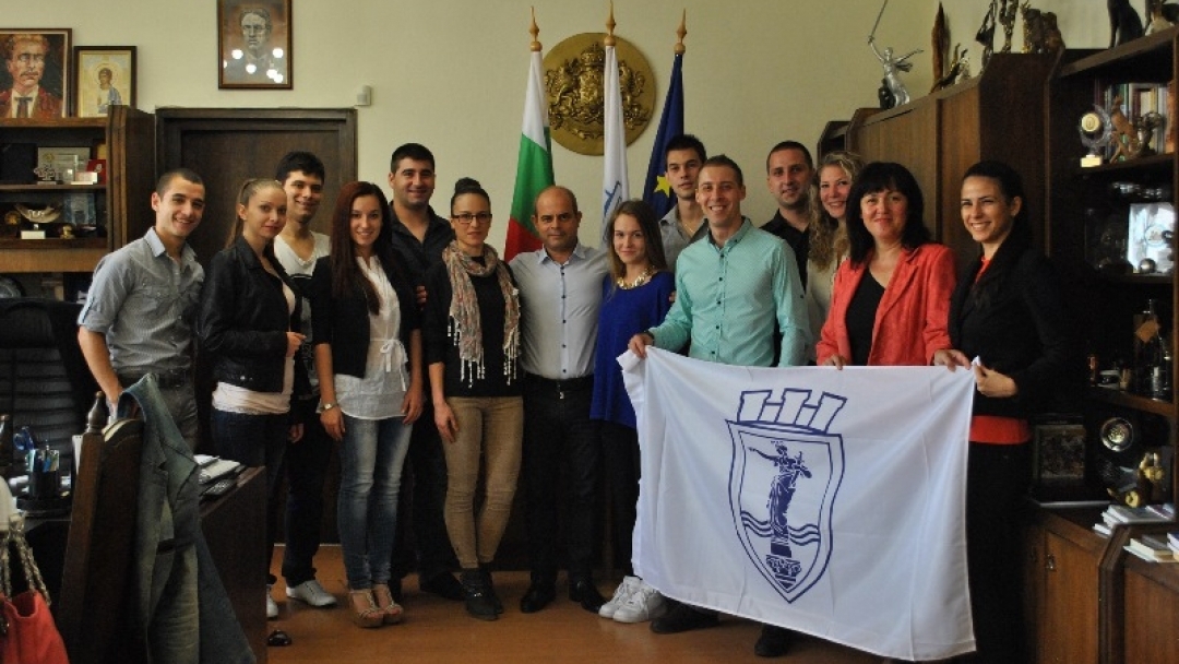 Златна значка на Община Русе за Богдан Донев, знаме с герба за ФТТ „Найден Киров“