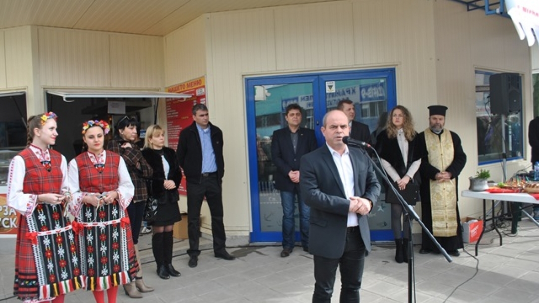  Нов търговски обект отвори врати на пазара в кв. 'Чародейка'