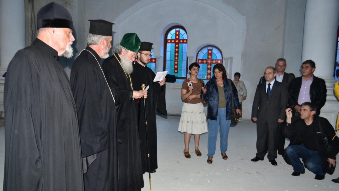 Българският патриарх Неофит отслужи молебен за довършването на храма „Всех Святих”