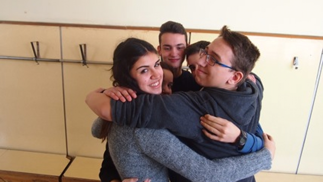 Клуб „Младежки парламент“ и деца от ОУ „Тома Кърджиев” отпразнуваха заедно Деня на прегръдката