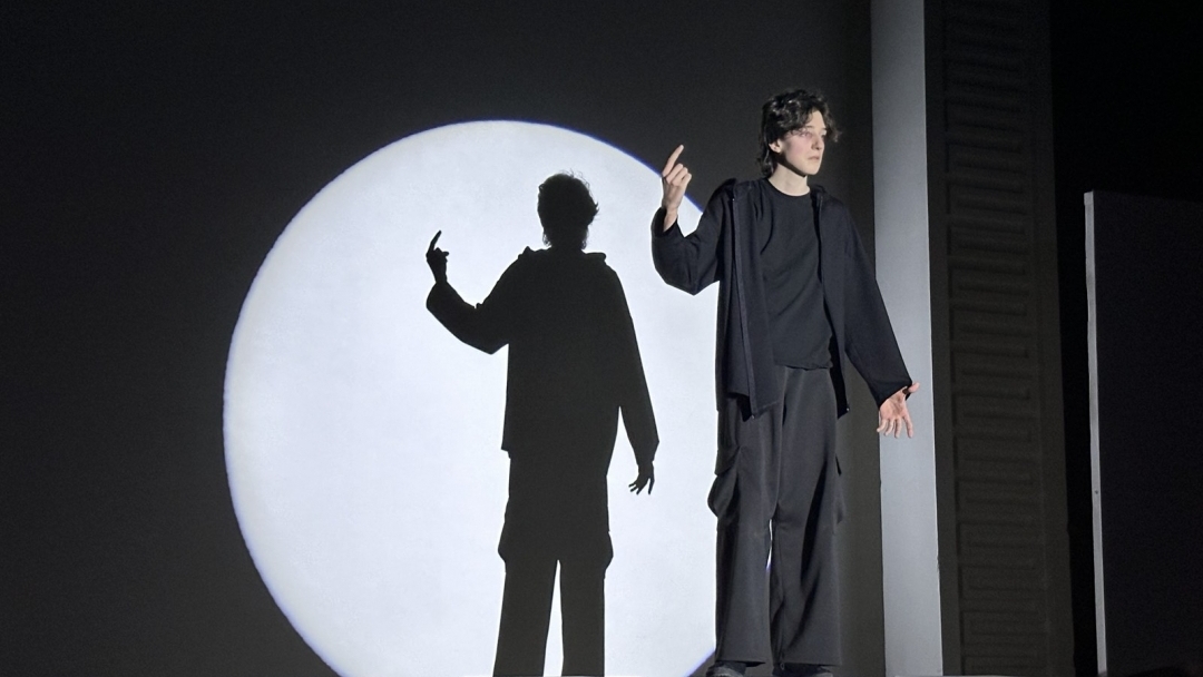 Спектакълът „Осмият цвят“ постави темите за насилието и за силата на доброто