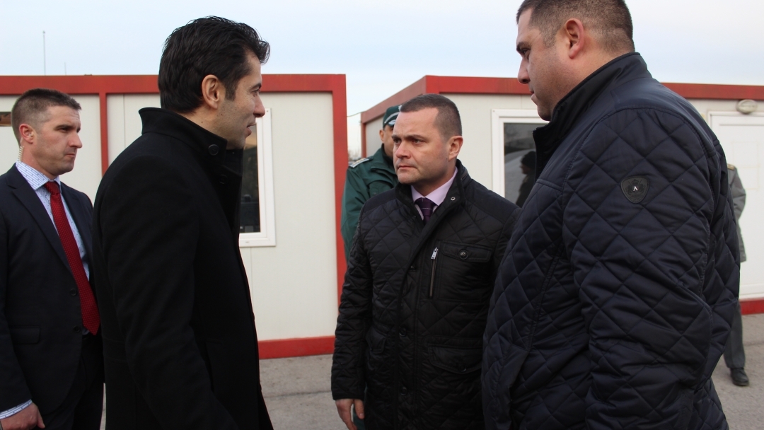 Премиерът Кирил Петков инспектира новата система за прием на бежанци на ГКПП "Русе" 