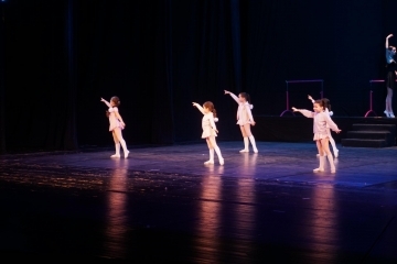 Премиерата на първата театрално – танцова постановка на „Petrova Dance Company“ събра стотици зрители в Доходното здание