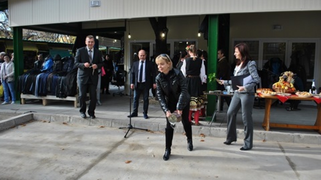 Кметът Пламен Стоилов откри обновената част на Централния общински пазар