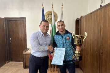 Pencho Milkov awarded the Ruse boxer Radoslav Rosenov for winning the "Strandja Cup" 2024