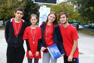 СУ "Възраждане" отбеляза 35 години с лекоатлетически турнир