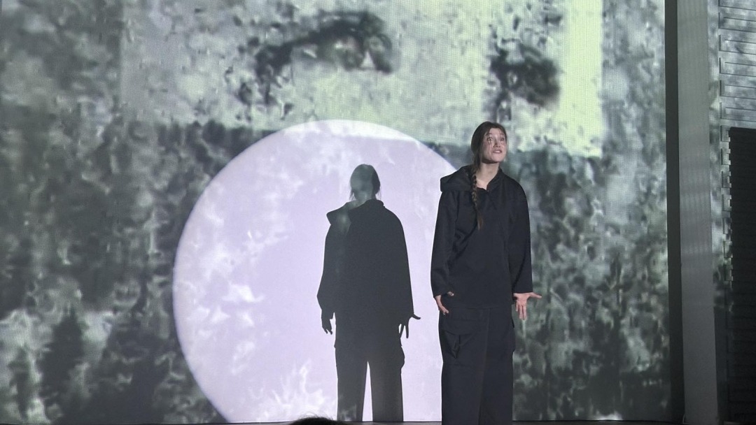 Спектакълът „Осмият цвят“ постави темите за насилието и за силата на доброто