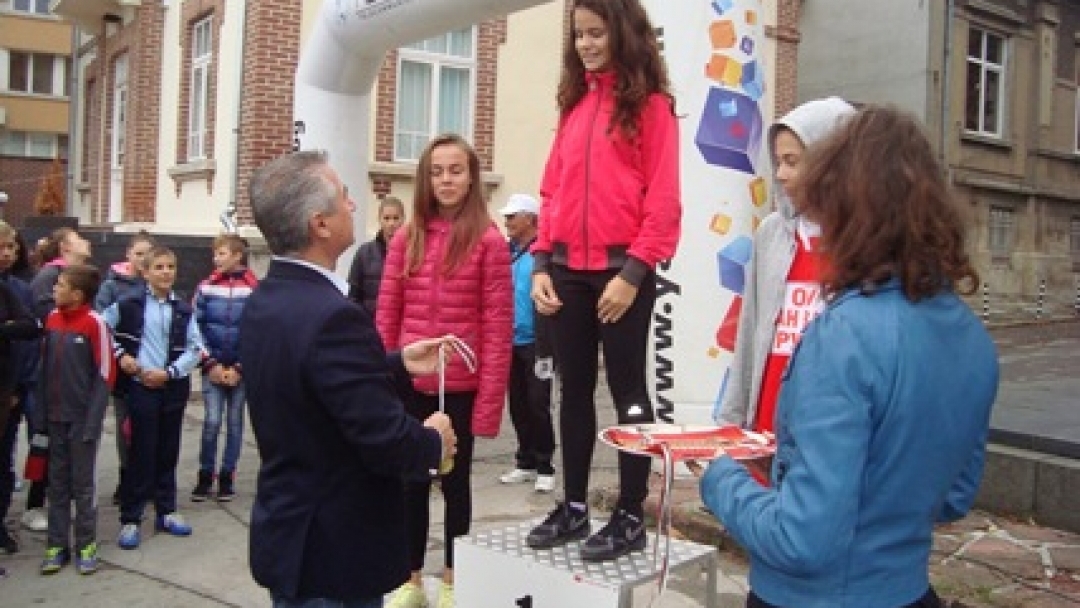 Инж. Димитър Наков откри и награди победителите от общинския крос „Баба Тонка“