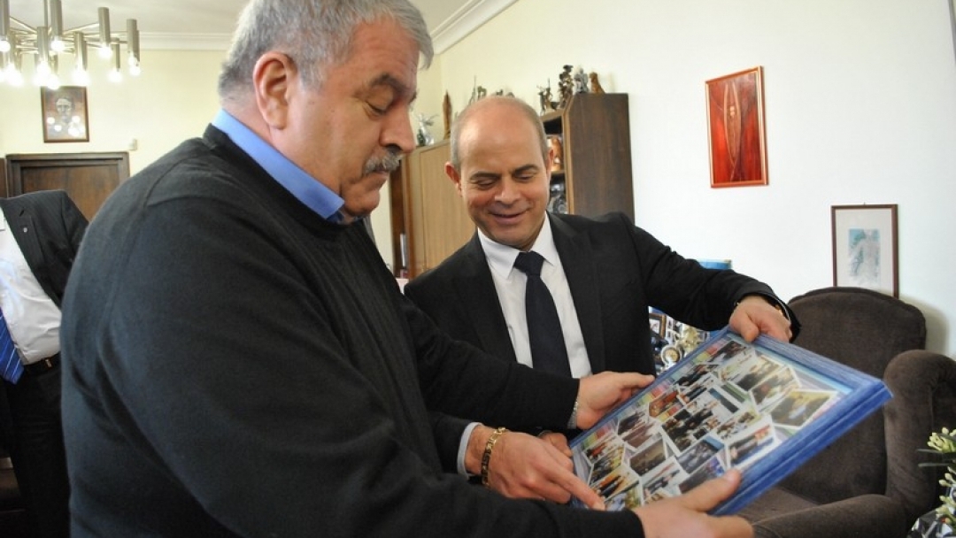 Златна рибка и шерифска значка за рождения ден на кмета Пламен Стоилов 