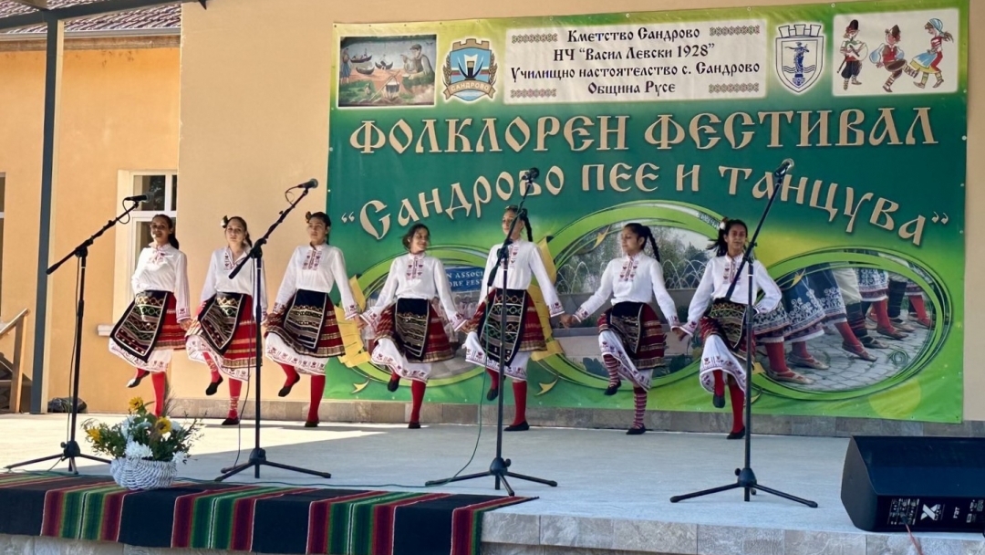 Традиционният Фолклорен фестивал „Сандрово пее и танцува“ събира 62 танцови и певчески формации
