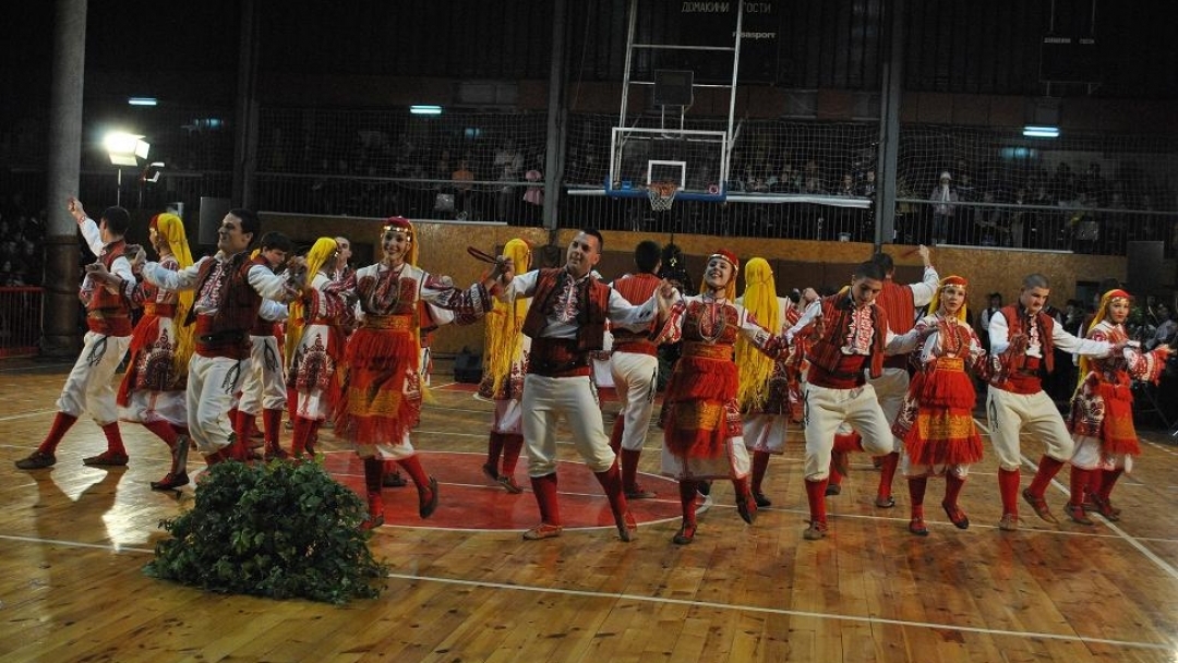 Коледното надиграване отново препълни зала „Дунав” снощи 