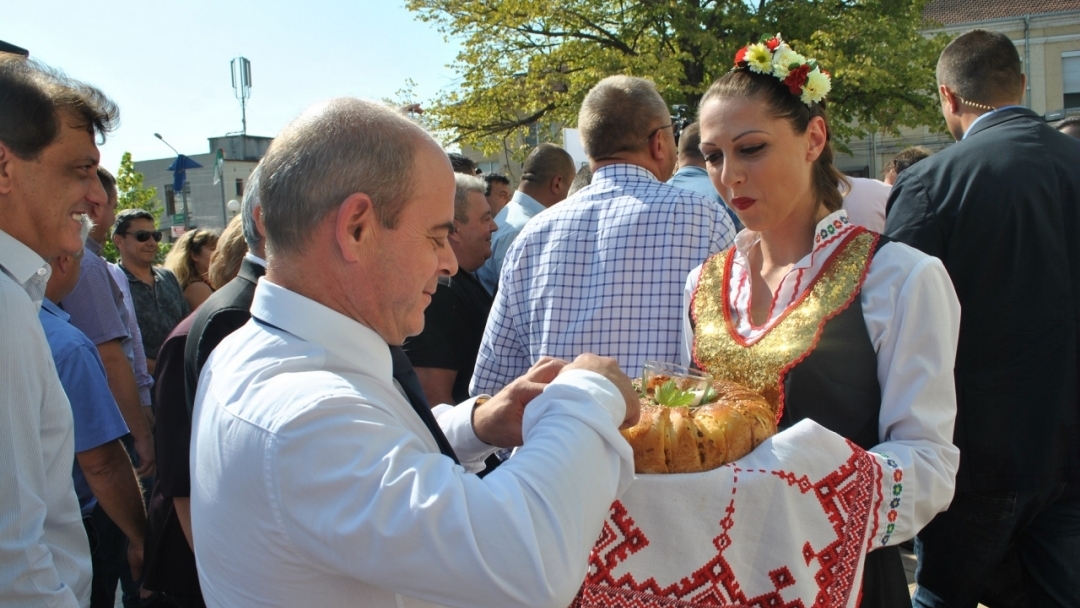 Министър-председателят Бойко Борисов посети обновената църква в Басарбовския скален манастир