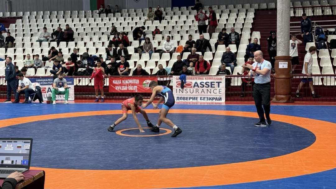 Международният турнир по свободна борба за кадети „Русенски легенди“ събра отбори от три държави в зала „Дунав“ 