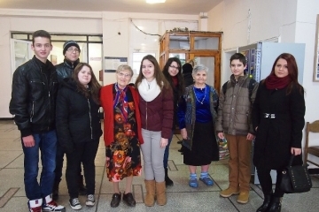 Клуб „Младежки парламент“ посети дом за стари хора