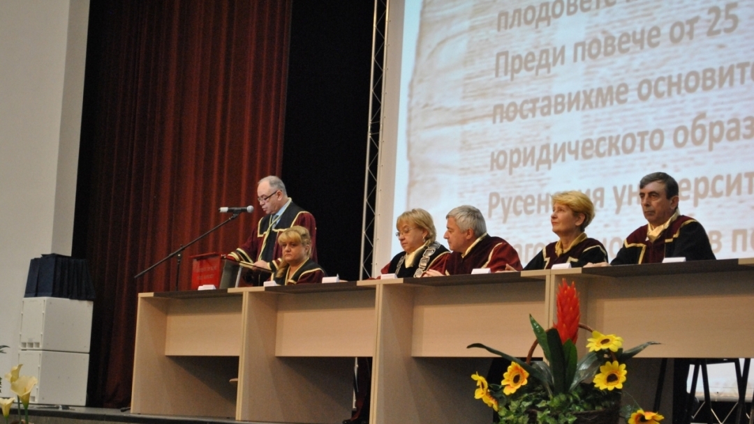 Заместник-кметът Наталия Кръстева поздрави абсолвентите от Юридическия факултет