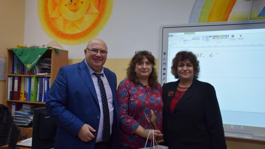 Наградиха учителите, носители на званието „Посланик на свободния дух в моето училище“ 202