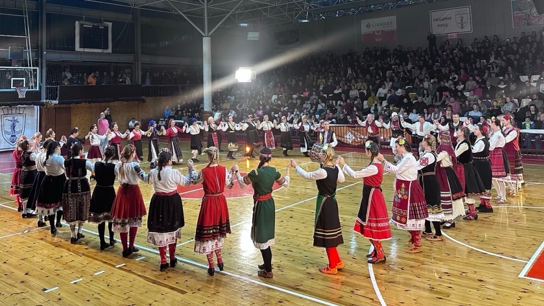 Традиционното Коледно надиграване на Община Русе събра стотици почитатели на фолклора