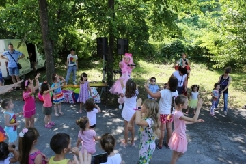 Цветни понита играха с децата по време на фестивала за пясъчни скулптури