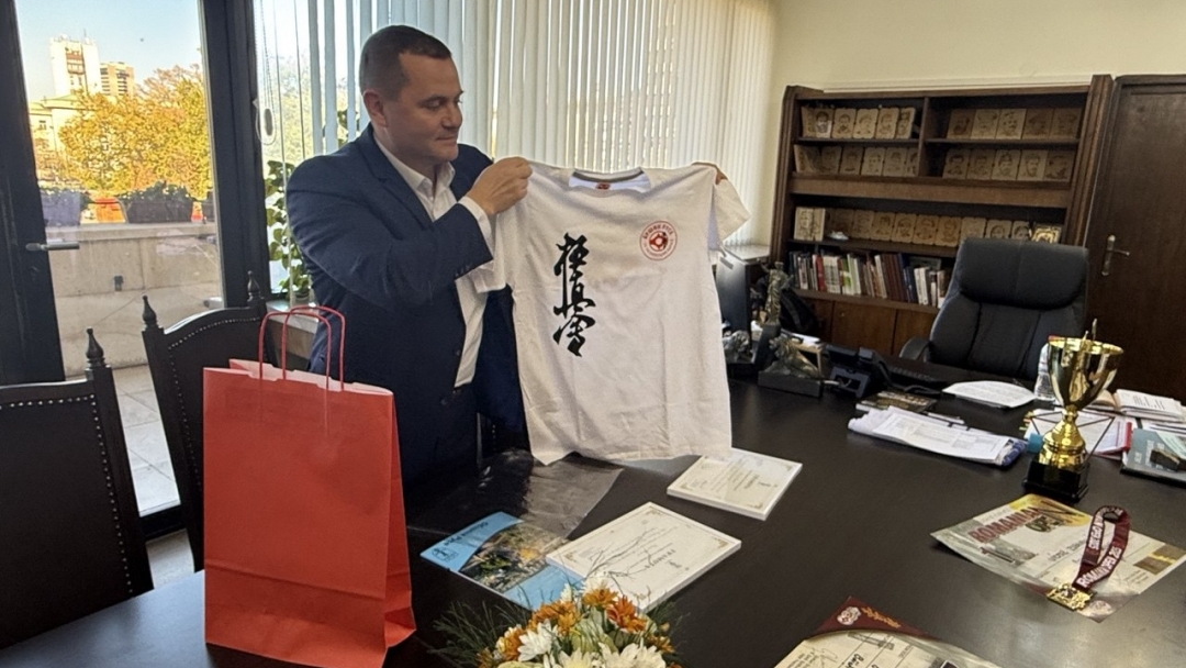 Mayor Pencho Milkov awarded the young karatekas from the "Bushin" Sports Club for their triumph in Bucharest