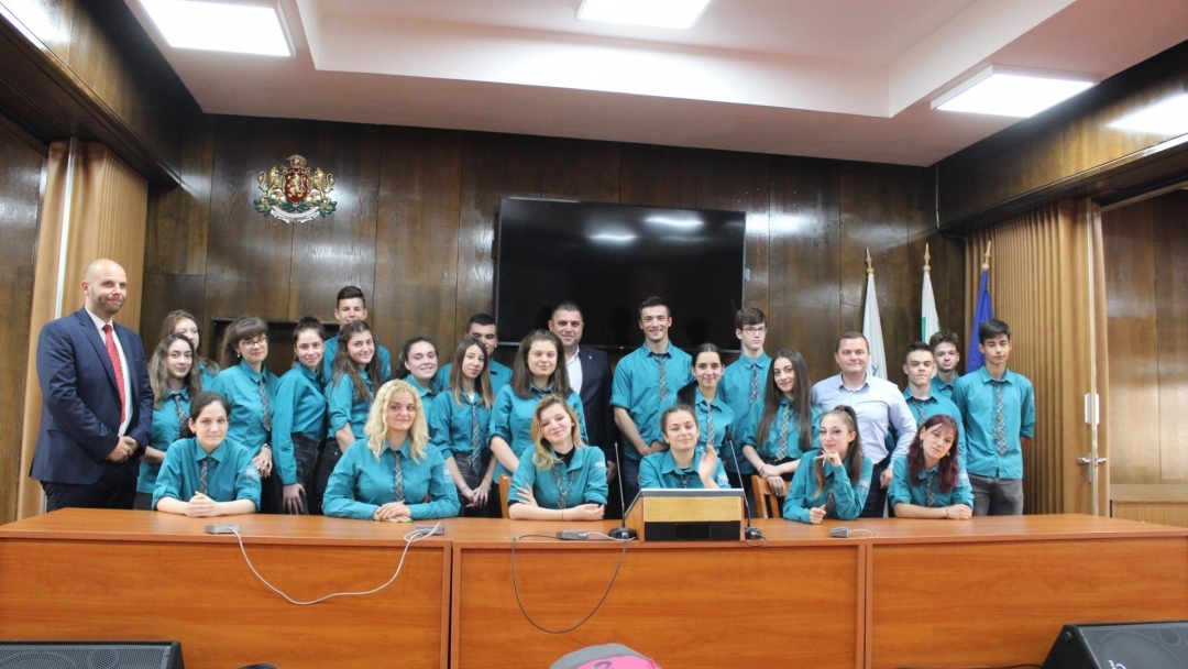 Ученици от СУ „Христо Ботев“ се запознаха с работата на Община Русе и Общинския съвет