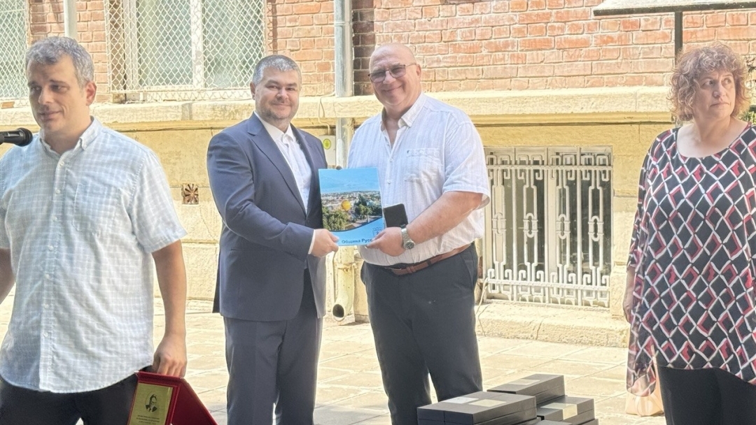 Заместник-кметът Енчо Енчев поздрави зрелостниците на МГ „Баба Тонка" и ПГИУ „Елиас Канети"
