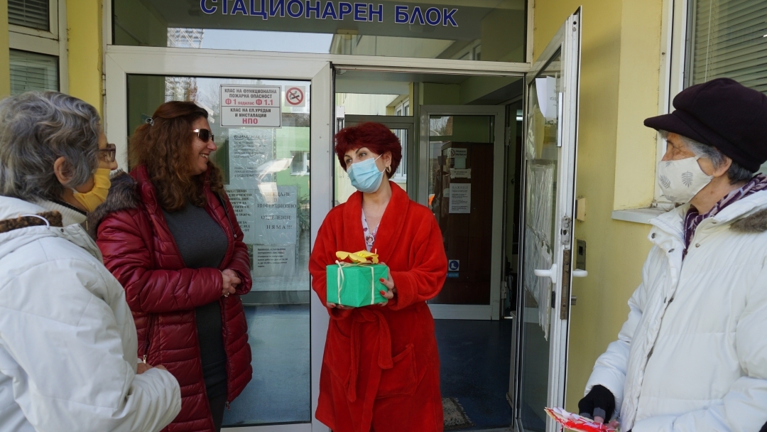Медиците в Русе получиха ръчно изработени мартенички от потребителите на ДСХ „Възраждане“