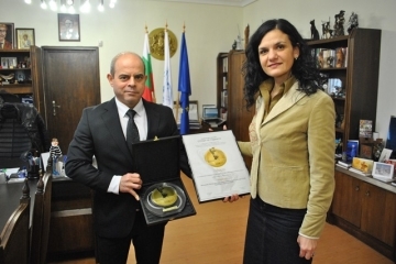 Кметът Пламен Стоилов получи плакет и грамота за русенския Екомузей