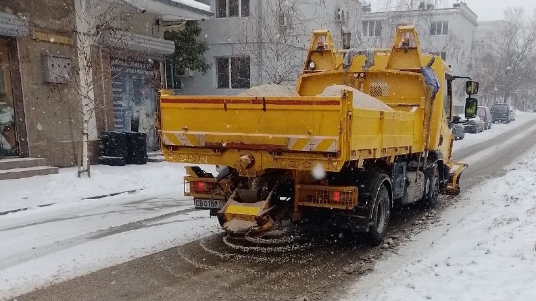 Фирмите за зимно поддържане осигуряват  проходимост на уличната и междуселищната мрежа в община Русе