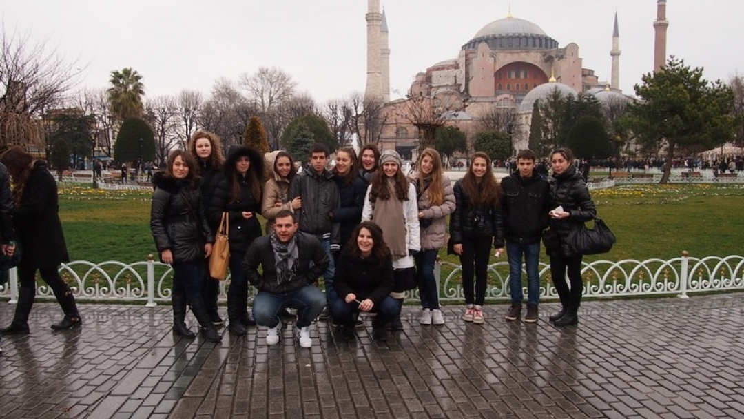 Фолклорна танцова студия „Зора“ откри Международен фестивал в Истанбул