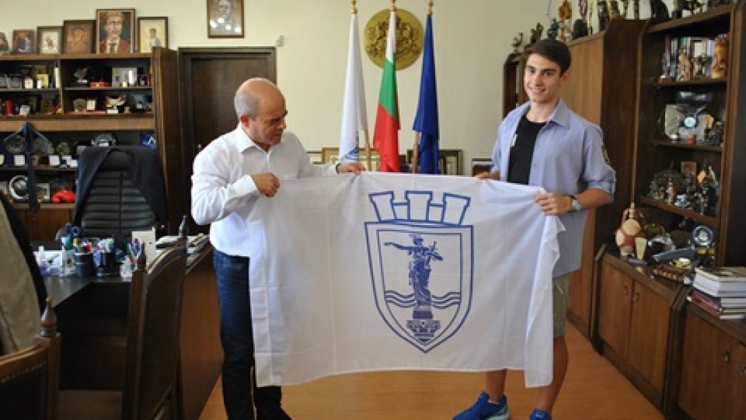 Кметът Стоилов подари знаме на Русе на републиканския шампион по триатлон Велизар Велизаров 