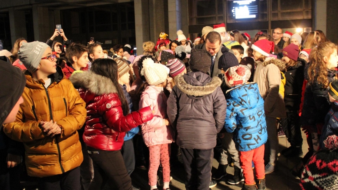 Деца помогнаха на русенския кмет Пенчо Милков да запали голямата коледната елха 