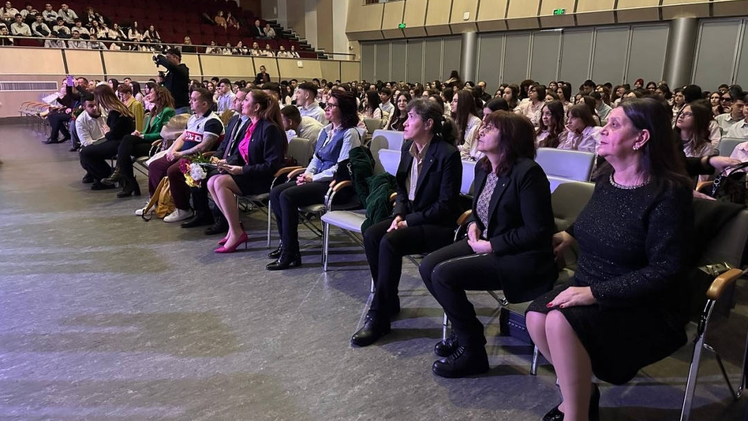 Пенчо Милков отличи Гимназията по туризъм за 75 г. от нейното основаване