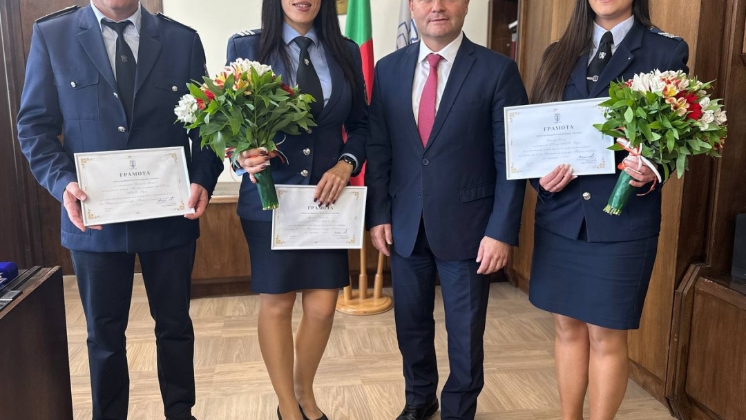 Кметът отличи русенски полицаи за успехите им в национални състезания