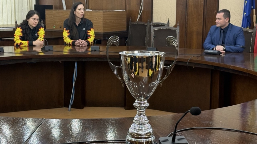 Кметът Пенчо Милков отличи волейболистките на ВК „Любо Ганев – Автосвят“ за спечелената Купа на България