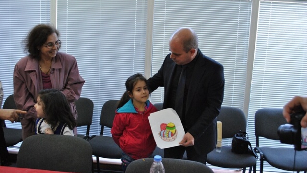 Кметът Памен Стоилов боядиса великденски яйца