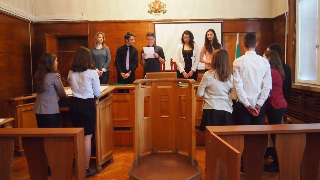 Младежи разиграха наказателен симулативен процес в Русенски окръжен съд