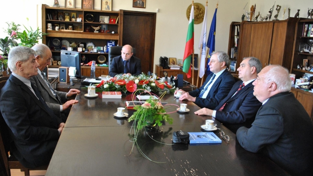 Кметът на Русе поздрави писателят-маринист Васил Дачев за новата му книга 