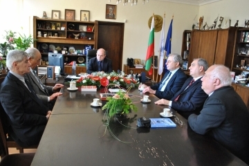 Кметът на Русе поздрави писателят-маринист Васил Дачев за новата му книга 