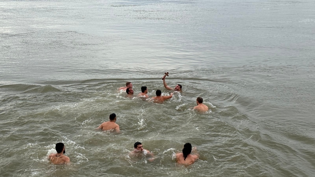 23-годишният русенец Александър Георгиев извади кръста от река Дунав на Богоявление
