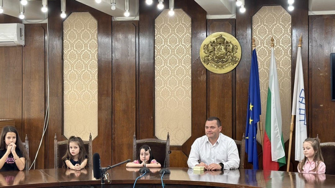 Children gave Mayor Pencho Milkov a film about the sculptor of the Freedom Monument Arnaldo Dzocchi