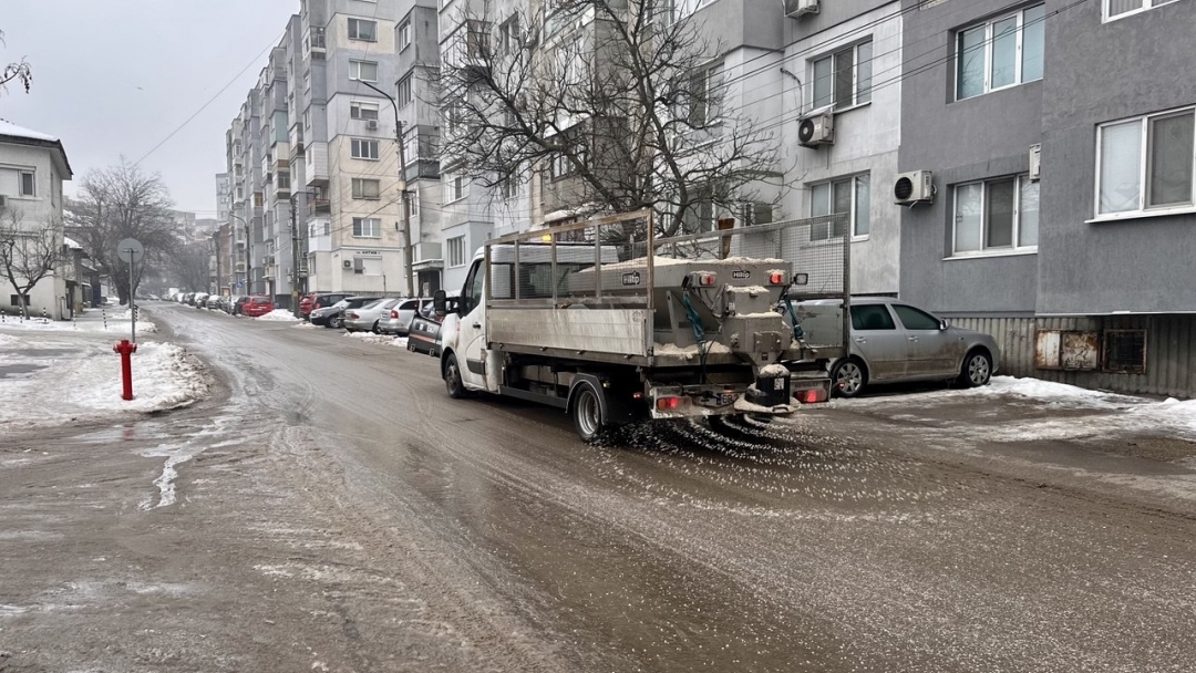 Над 150 служители са мобилизирани за обработка на тротоарите срещу заледяване