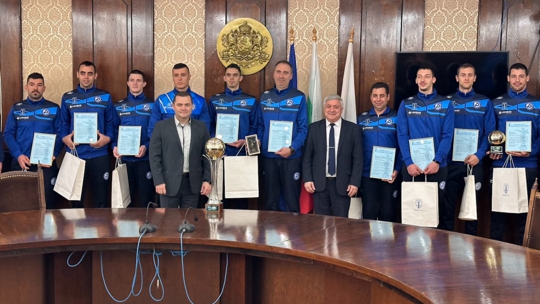 Mayor Pencho Milkov awarded the volleyball champions of "Dunav" - Ruse