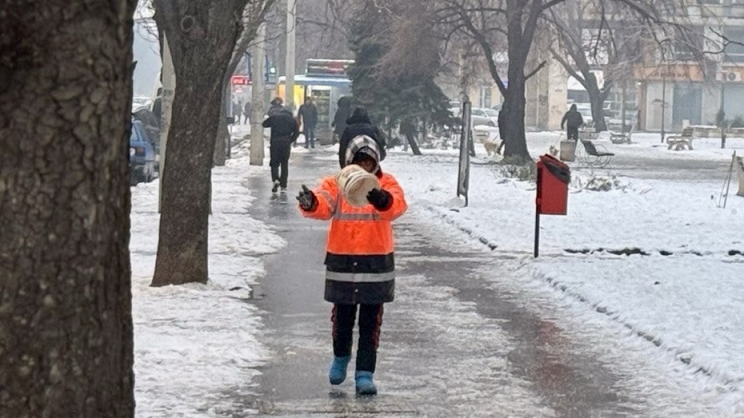 Екипите на три фирми работят по обработката на пътищата срещу заледявания в община Русе