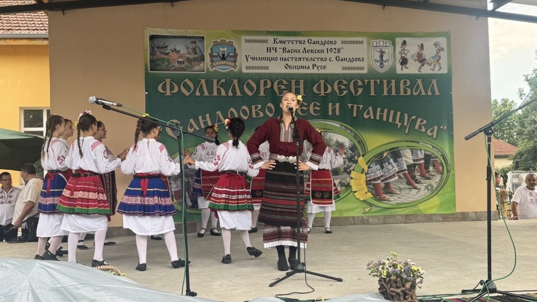 Близо 850 самодейци и изпълнители се включиха във фестивала „Сандрово пее и танцува“