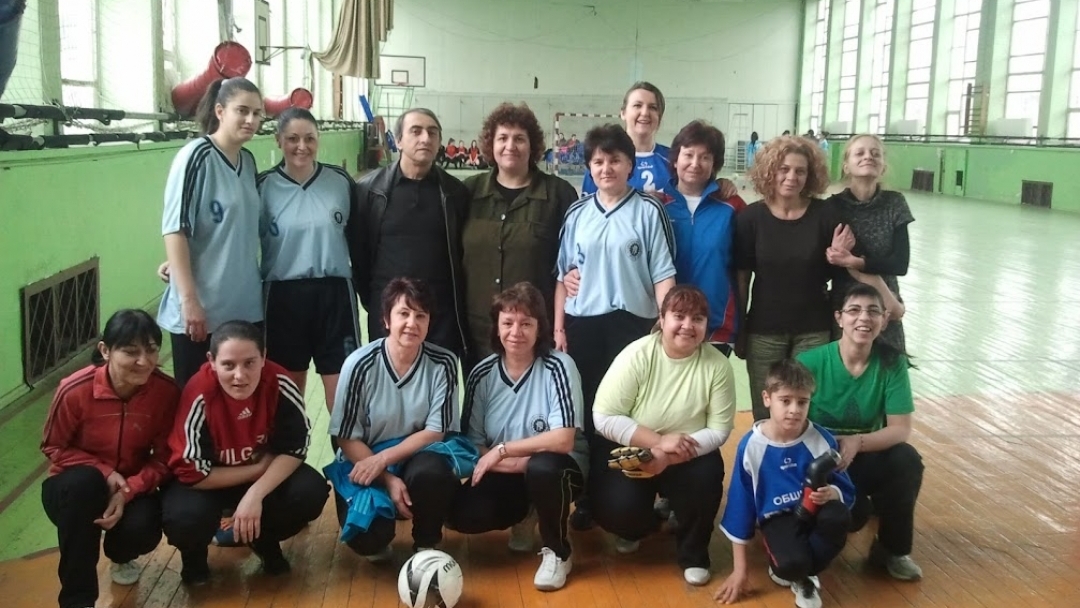 Девойките от Професионалната гимназия по туризъм най-добри в традиционен осмомартенски футболен турнир 